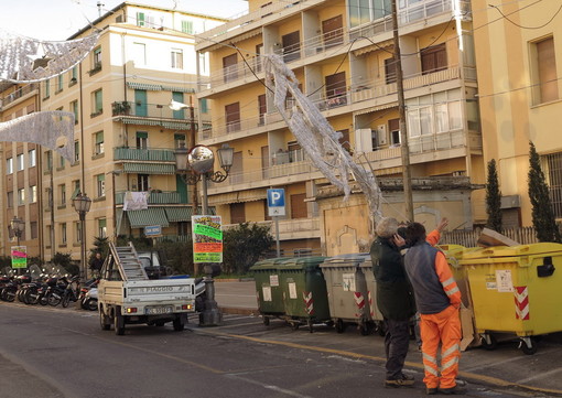 Sanremo: luminaria 'abbattuta' da una betoniera in via Nino Bixio, interventi di VVF e Municipale