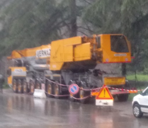 Rocchetta Nervina: Provincia al lavoro anche sotto la pioggia per ispezionare il ponte dove far transitare la gru (Foto) Rocchetta Nervina: Provincia al lavoro anche sotto la pioggia per ispezionare il ponte dove far transitare la gru (Foto)