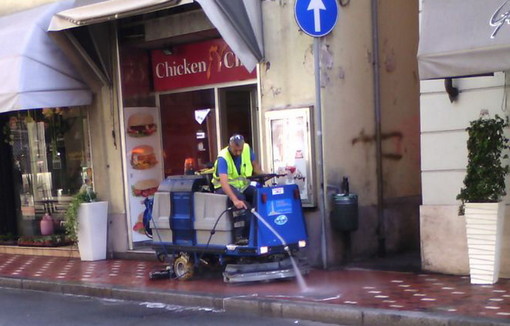 Bordighera: pulizia dei marciapiedi, il Consigliere Ramoino "Giusto farlo ma non alle 9 del mattino" Bordighera: pulizia dei marciapiedi, il Consigliere Ramoino "Giusto farlo ma non alle 9 del mattino"