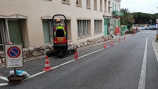 Bordighera, al via i lavori di demolizione di un immobile nella città alta: divieto di transito e di sosta (Foto) Bordighera, al via i lavori di demolizione di un immobile nella città alta: divieto di transito e di sosta (Foto)