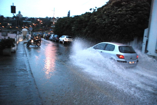 Sanremo: pioggia battente per tutto il giorno, allagato completamente il lungomare di Bussana