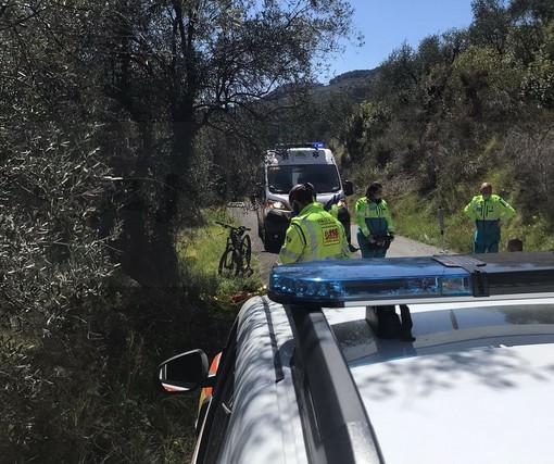 Dolceacqua: 73enne muore colto da un malore in bici, due medici hanno tentato di rianimarlo (Foto) Dolceacqua: 73enne muore colto da un malore in bici, due medici hanno tentato di rianimarlo (Foto)