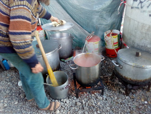 Ventimiglia: migranti al freddo sotto il cavalcavia alle Gianchette, il pensiero di 'Potere al Popolo' (Foto)