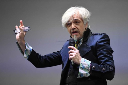 Sanremo: gli studenti della testata giornalistica 'Nuova Corrente' e dell’Ufficio Stampa del liceo G.D. Cassini alla masterclass di Morgan Sanremo: gli studenti della testata giornalistica 'Nuova Corrente' e dell’Ufficio Stampa del liceo G.D. Cassini alla masterclass di Morgan