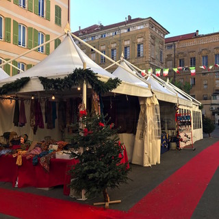 Il mercatino di Natale dell'anno scorso in piazza Borea D'Olmo Il mercatino di Natale dell'anno scorso in piazza Borea D'Olmo