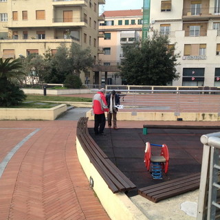 Il segretario Comunale Andrea Matarazzo mentre effettua il sopralluogo al parco giochi dei Giardini Toscanini