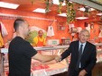 la stretta di mano tra il Commissario Marchione e i commercianti la stretta di mano tra il Commissario Marchione e i commercianti