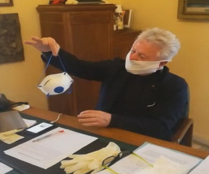 Ventimiglia: duro attacco del Sindaco Scullino alla Protezione Civile nazionale "Queste non sono mascherine ma carta straccia" (Video)