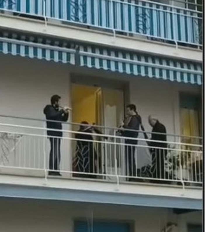 Sanremo: #iorestoacasa, musica dai balconi della città dei fiori e della musica. Concerti improvvisati e flashmob (Video)