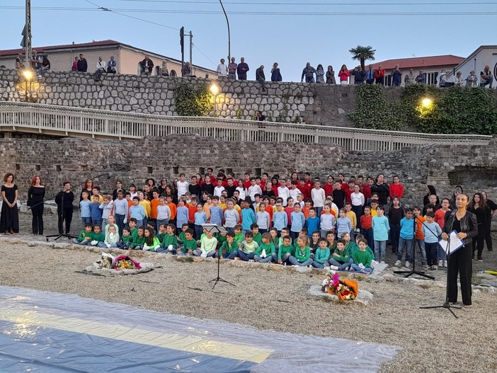 Ventimiglia: al Teatro Romano lo spettacolo “Mondo 2030 in song” della scuola primaria di Nervia Ventimiglia: al Teatro Romano lo spettacolo “Mondo 2030 in song” della scuola primaria di Nervia