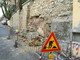 Bordighera: muro in pietra crolla in via Garnier, zona delimitata ma sulla strada si transita regolarmente