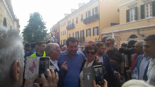 Imperia: tutti in fila per un selfie con Salvini. Il leader della Lega preso d'assalto dai fan Imperia: tutti in fila per un selfie con Salvini. Il leader della Lega preso d'assalto dai fan