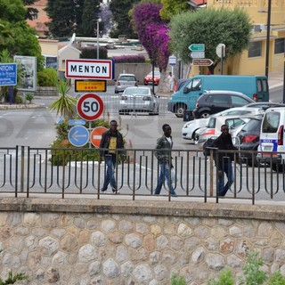 Ventimiglia: fa un volo di 10 metri mentre tenta di fuggire in Francia nella zona di Ponte San Ludovico, per fortuna non è grave