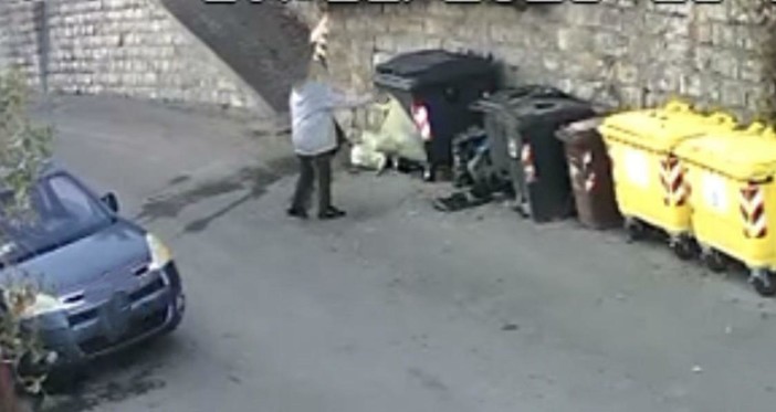 Sanremo, giro di vite sui rifiuti: multe fino a 27.000 euro, pizzicato il classico incivile con il 'lancio del sacchetto' (Foto)