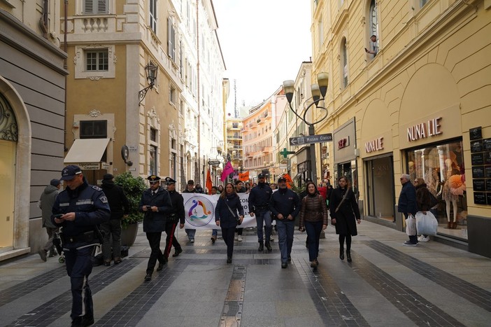 Sanremo, gli studenti scendono in piazza: “No alla mafia Sì alla legalità” (Foto)