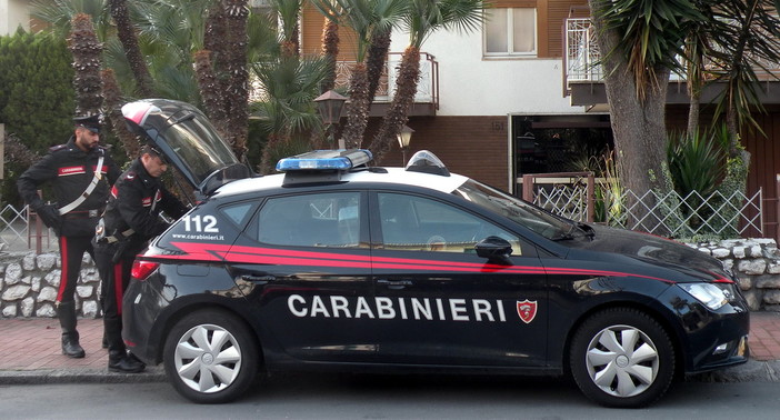 Bordighera: sorpresi in villa, due magrebini aggrediscono il custode e vengono poi arrestati dai carabinieri. Bordighera: sorpresi in villa, due magrebini aggrediscono il custode e vengono poi arrestati dai carabinieri.