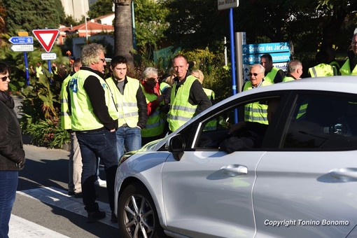 Francia: i 'gilet jeaunes' bloccano anche la Costa Azzurra, gravi problemi all'aeroporto di Nizza