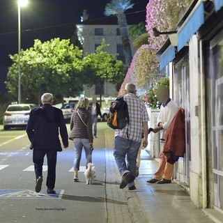 Sanremo: troppi mendicanti la sera di fronte al Casinò, un fenomeno difficile da estirpare per le Leggi vigenti Sanremo: troppi mendicanti la sera di fronte al Casinò, un fenomeno difficile da estirpare per le Leggi vigenti