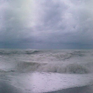 Ospedaletti: la mareggiata di oggi pomeriggio nella foto di Romano Belfi