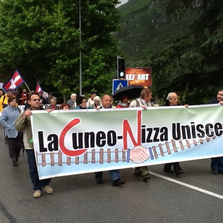 Breil: circa 600 manifestanti in corteo nella Val Roya per dire 'no' alla chiusura della linea ferroviaria Breil: circa 600 manifestanti in corteo nella Val Roya per dire 'no' alla chiusura della linea ferroviaria