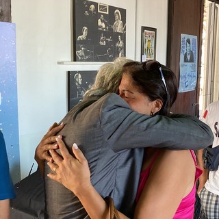 L'abbraccio tra Morgan e Mara De Scalzi