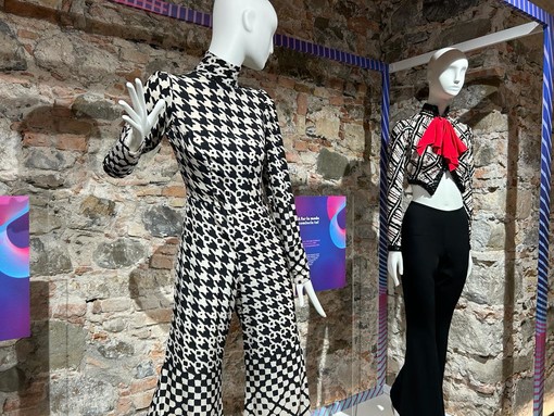 A far la moda comincia tu!: a Santa Tecla la mostra degli iconici abiti indossati da Raffaella Carrà