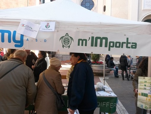 Imperia: l'educazione ambientale inizia dalle piazze. Stand divulgativo di CEA e associazione m'IMporta