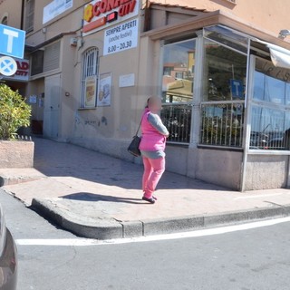 Sanremo: 'ondata' di mendicanti nuovamente in città, eccone una che ieri importunava i clienti di un supermercato in centro Sanremo: 'ondata' di mendicanti nuovamente in città, eccone una che ieri importunava i clienti di un supermercato in centro