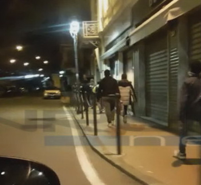 Ventimiglia: ogni sera l'arrivo di decine di migranti in treno, poi a piedi verso la Francia. Le immagini di ieri (Video)