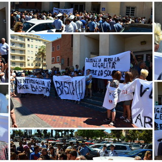 Ventimiglia: sit-in dei cittadini, i manifestanti minacciano di bloccare la città: "Auto e moto gireranno in continuazione sulla rotonda di largo Torino" (Foto e Video)