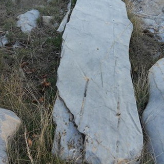 Il gruppo ArcheoNervia trova vicino alla diga di Tenarda una cava di estrazione di blocchi di roccia dove venivano realizzati menhir Il gruppo ArcheoNervia trova vicino alla diga di Tenarda una cava di estrazione di blocchi di roccia dove venivano realizzati menhir