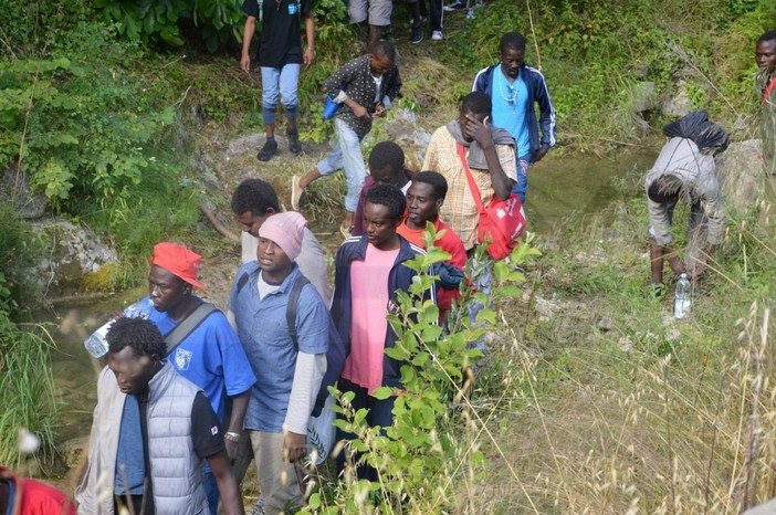 Ventimiglia: 300 migranti in marcia verso il confine, abbandonato il fiume all'altezza di Torri si sono sparpagliati nei boschi, zona presidiata dalle forze dell'ordine Ventimiglia: 300 migranti in marcia verso il confine, abbandonato il fiume all'altezza di Torri si sono sparpagliati nei boschi, zona presidiata dalle forze dell'ordine