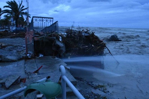 Ventimiglia: polemiche per l'affidamenti dei lavori per rifare la tubazione della fognatura sul Roya