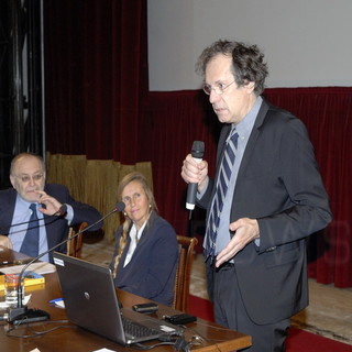 Grande partecipazione di insegnanti e studenti del 'Cassini' ieri ai 'Martedì Letterari' con il Prof. Maurizio Ferraris Grande partecipazione di insegnanti e studenti del 'Cassini' ieri ai 'Martedì Letterari' con il Prof. Maurizio Ferraris