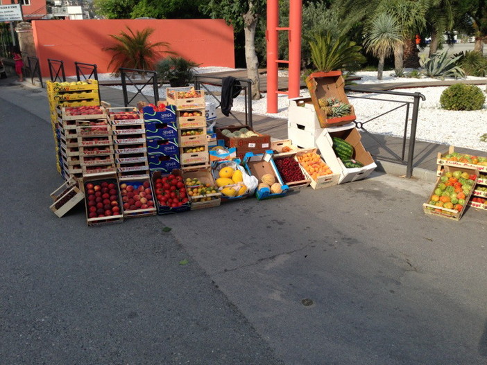 Sanremo: aveva organizzato un 'mercatino' della frutta e verdura a Pian di Poma, il Sindaco passa e lo fa multare Sanremo: aveva organizzato un 'mercatino' della frutta e verdura a Pian di Poma, il Sindaco passa e lo fa multare