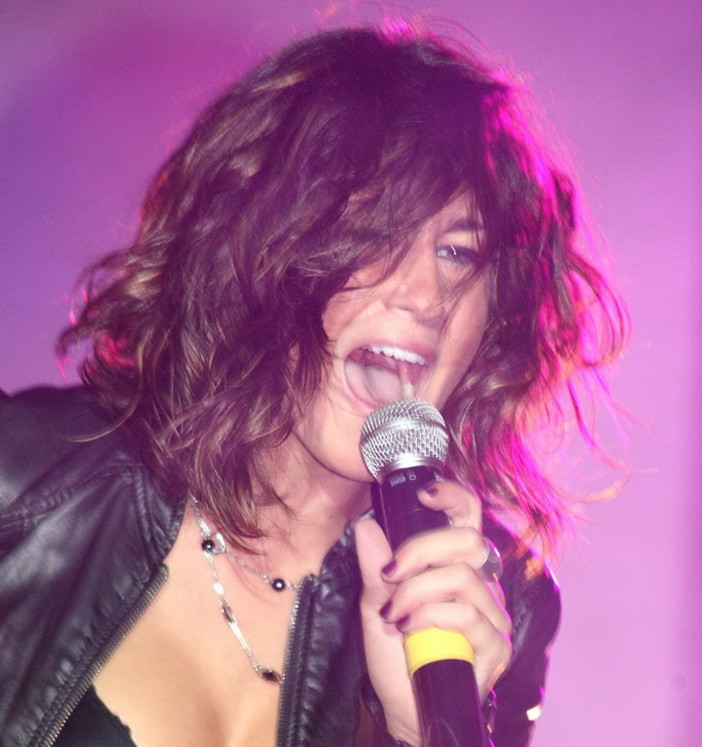 Festival di Sanremo 2012: la sanremese Monya Russo in concerto di fronte all'Ariston