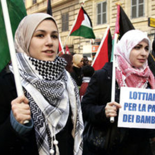 Due attiviste pro-Palestina Due attiviste pro-Palestina