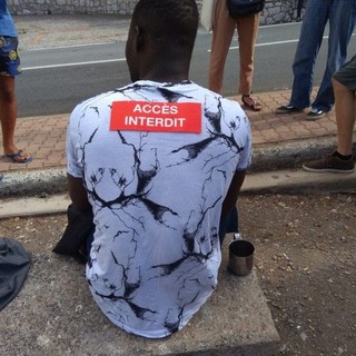 Ventimiglia: migrante 'bollato' dai francesi con il cartello 'accesso negato', la polemica delle associazioni solidali (Foto) Ventimiglia: migrante 'bollato' dai francesi con il cartello 'accesso negato', la polemica delle associazioni solidali (Foto)