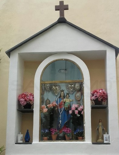 Sanremo: domani mattina con la benedizione di don Nicola la preghiera alla Madonnina dei Costiglioli Sanremo: domani mattina con la benedizione di don Nicola la preghiera alla Madonnina dei Costiglioli