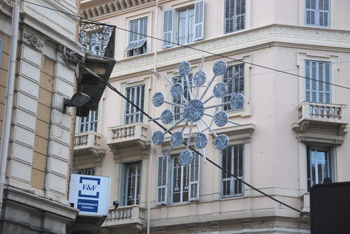 Sanremo: nuova protesta del Comitato della Pigna per l'assenza di luminarie in piazza Nota Sanremo: nuova protesta del Comitato della Pigna per l'assenza di luminarie in piazza Nota