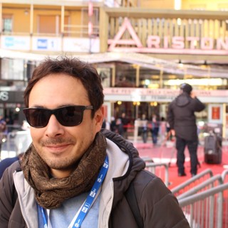 Matteo Brancaleoni di fronte al Teatro Ariston di Sanremo