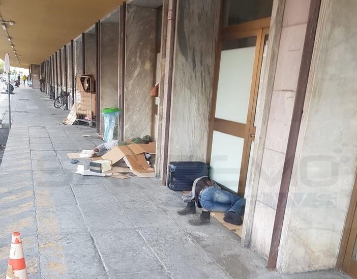 Ventimiglia: situazione in peggioramento per la presenza di migranti che dormono a terra vicino alla stazione (Foto) Ventimiglia: situazione in peggioramento per la presenza di migranti che dormono a terra vicino alla stazione (Foto)