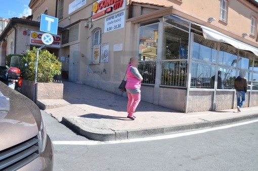 Sanremo: 'ondata' di mendicanti nuovamente in città, eccone una che ieri importunava i clienti di un supermercato in centro Sanremo: 'ondata' di mendicanti nuovamente in città, eccone una che ieri importunava i clienti di un supermercato in centro