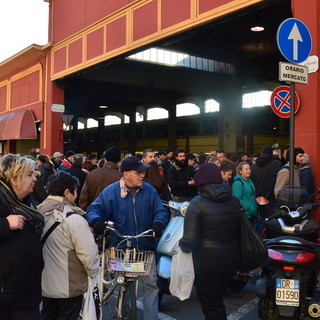 Ventimiglia: stamattina manifestazione pacifica al mercato coperto, le foto della protesta Ventimiglia: stamattina manifestazione pacifica al mercato coperto, le foto della protesta