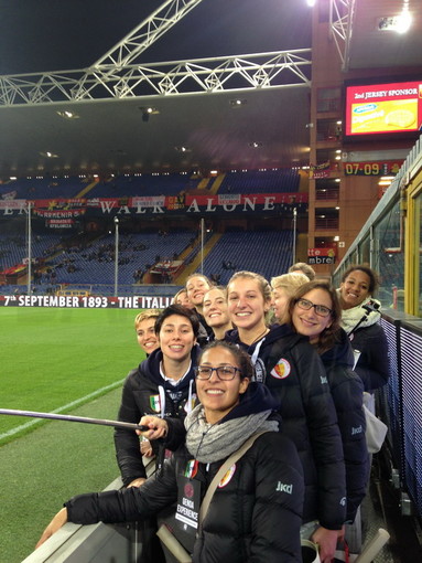 Le ragazze, il tecnico ed i dirigenti della Rari Nantes Imperia a Marassi per assistere a Genoa-Palermo