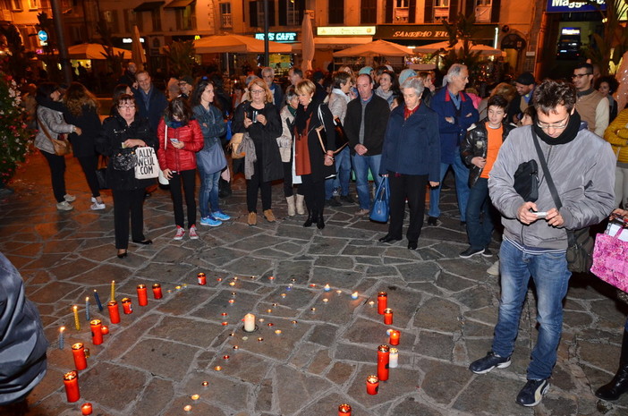 Sanremo: grande partecipazione e momenti commoventi alla manifestazione per la pace in piazza Colombo Sanremo: grande partecipazione e momenti commoventi alla manifestazione per la pace in piazza Colombo