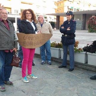 Sanremo: 'flop' della manifestazione contro i 'furbetti del cartellino', tre contestatori e 8 tra CC e Polizia Sanremo: 'flop' della manifestazione contro i 'furbetti del cartellino', tre contestatori e 8 tra CC e Polizia