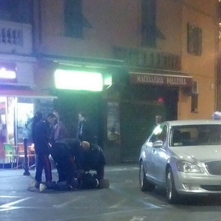 Sanremo: magrebino bloccato dopo un litigio in piazza Eroi da in escandescenze e scalcia i Carabinieri