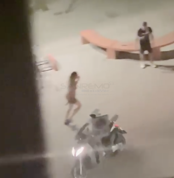 Attimi di paura sul lungomare di Ventimiglia: esce dalla spiaggia in motorino, sfreccia tra i pedoni sul marciapiede e sbatte contro un’auto (video) Attimi di paura sul lungomare di Ventimiglia: esce dalla spiaggia in motorino, sfreccia tra i pedoni sul marciapiede e sbatte contro un’auto (video)