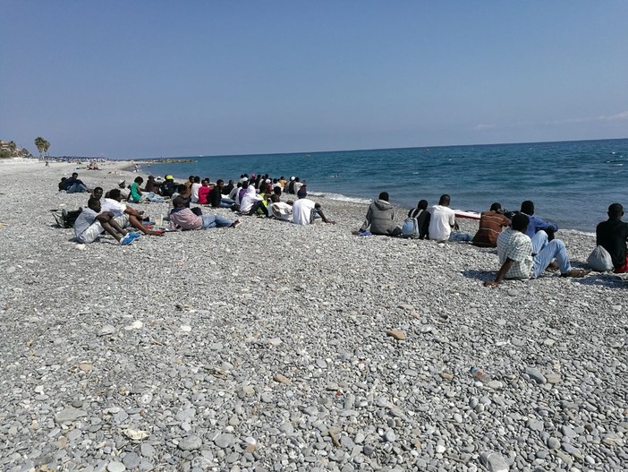 Ventimiglia: soccorsi in atto alla foce del Roya per un migrante finito in acqua, in arrivo i sommozzatori (Foto)